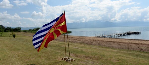 Заставе Грчке и Македоније на обали Преспанског језера - Sputnik Србија