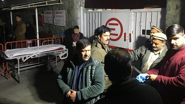 Rođaci i prijatelji žrtava ispred bolnice posle terorističkog napada u Kabulu - Sputnik Srbija