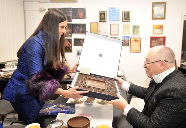 У разговору Тамаре Вучић и Славе Зајцева после ревије конкретизована је идеја да велики руски креатор направи колекцију која би била инспирисана српским културним наслеђем. У разговору Тамаре Вучић и Славе Зајцева после ревије конкретизована је идеја да велики руски креатор направи колекцију која би била инспирисана српским културним наслеђем. - Sputnik Србија