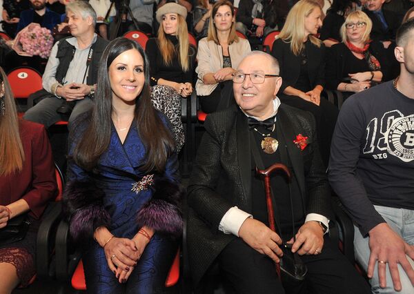 Слава Зајцев, најпознатији руски креатор, којег још зову Црвени или Руски Диор, је руски модни цар, чије креације, посебно високе моде, одушевљавају широм света. Слава Зајцев, најпознатији руски креатор, којег још зову Црвени или Руски Диор, је руски модни цар, чије креације, посебно високе моде, одушевљавају широм света. - Sputnik Србија