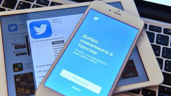 Stranica društvene mreže Tviter na ekranima smartfona i tableta - Sputnik Srbija
