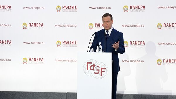 Premijer Rusije Dmitrij Medvedev na ekonomskom forumu Gajdar - Sputnik Srbija