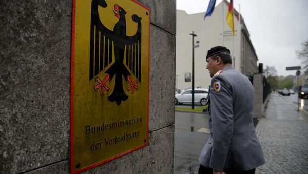 Oficir nemačke vojske, Bundesvera ulazi u zgradu nemačkog Ministarstva odbrane 4. maja 2017. - Sputnik Srbija