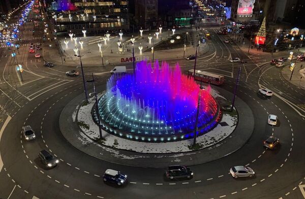 Фонтана на Славији у бојама руске и српске заставе. - Sputnik Србија