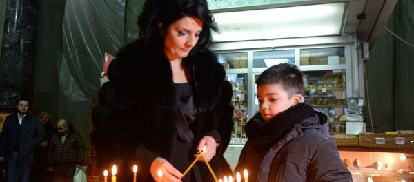 Милена Ивановић са сином Богданом у Храму Светог Саве - Sputnik Србија