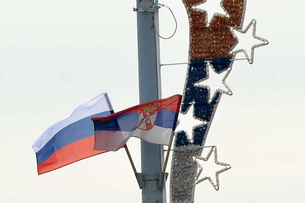 Српске и руске заставе дочекују Путина на улицама Београда - Sputnik Србија