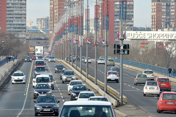 Бранков мост украшен заставама Србије и Русије у част доласка Владимира Путина - Sputnik Србија