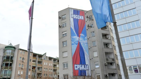 Билборд са заставом Русије и Србије уочи Путинове посете Србији - Sputnik Србија
