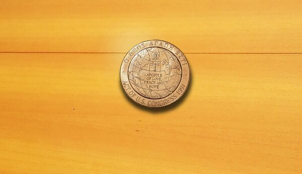 Bronzana replika zlatne medalje koju je američki Kongres dodelio vaseljenskom patrijarhu Vartolomeju. Bronzana replika zlatne medalje koju je američki Kongres dodelio vaseljenskom patrijarhu Vartolomeju. - Sputnik Srbija