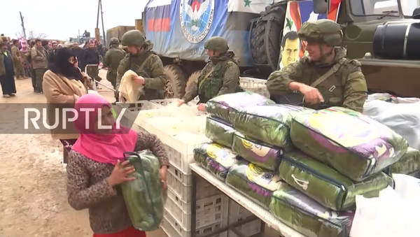 Ruska vojna policija deli humanitarnu pomoć u Manbidžu - Sputnik Srbija