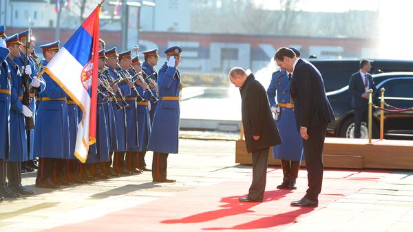 Predsednici Rusije i Srbije, Vladimir Putin i Aleksandar Vučić, klanjaju se zastavi ispred Palate Srbija - Sputnik Srbija