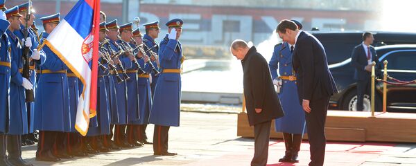 Председници Русије и Србије, Владимир Путин и Александар Вучић, клањају се застави испред Палате Србија - Sputnik Србија
