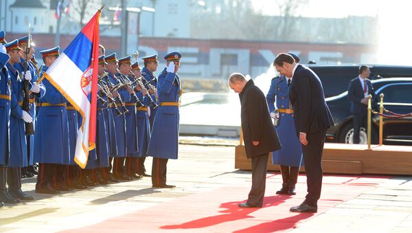 Predsednici Rusije i Srbije, Vladimir Putin i Aleksandar Vučić, klanjaju se zastavi ispred Palate Srbija - Sputnik Srbija