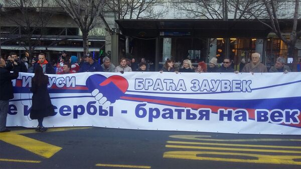 Грађани Србије транспарентима дочекују Путина Грађани Србије транспарентима дочекују Путина - Sputnik Србија