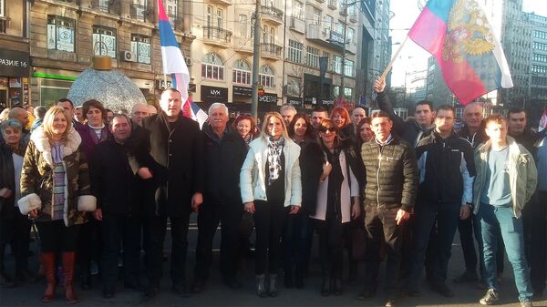 Из Чајетине је у Београд дошло седамдесетак припадника општинског одбора СНС да поздраве председника Путина. Кажу да би му поручили да Србији помогне у решавању кључних питања за нашу земљу. Из Чајетине је у Београд дошло седамдесетак припадника општинског одбора СНС да поздраве председника Путина. Кажу да би му поручили да Србији помогне у решавању кључних питања за нашу земљу. - Sputnik Србија