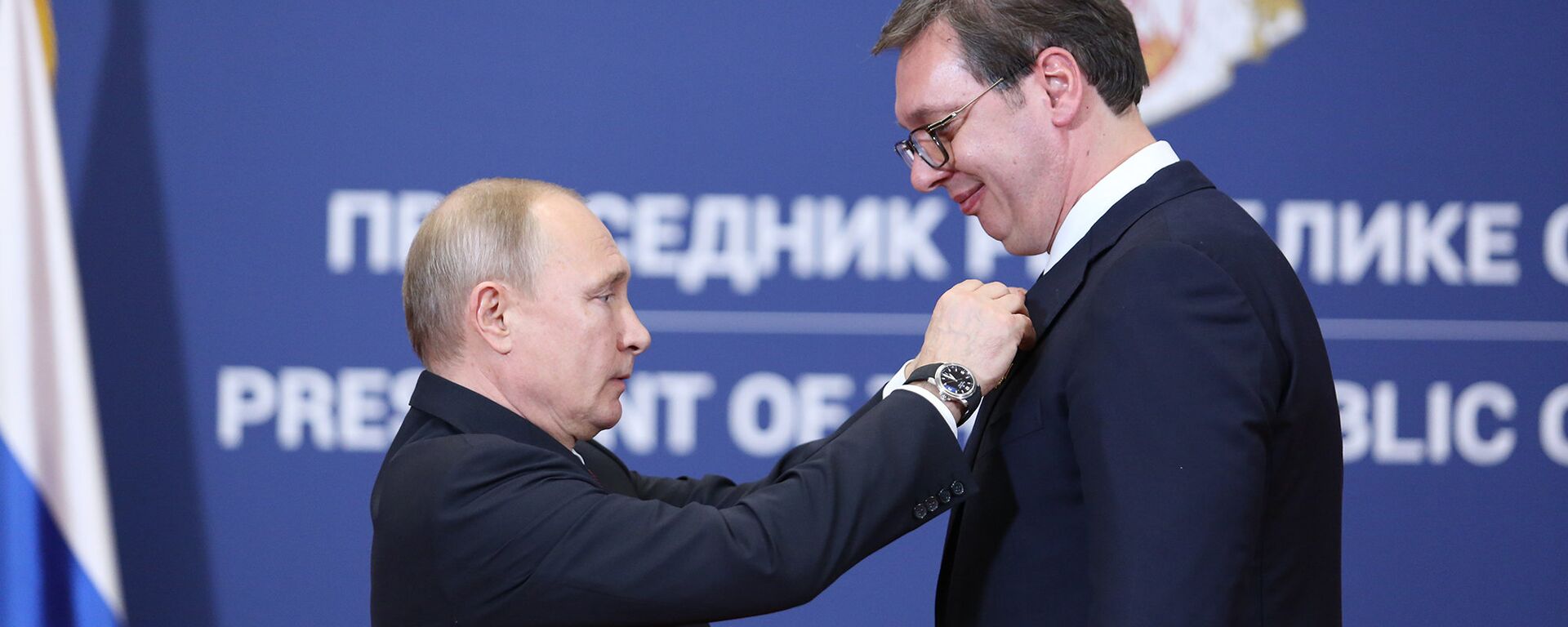 Руски председник Владимир Путин предаје Орден Александра Невског председнику Србије Александру Вучићу - Sputnik Србија, 1920, 26.07.2025