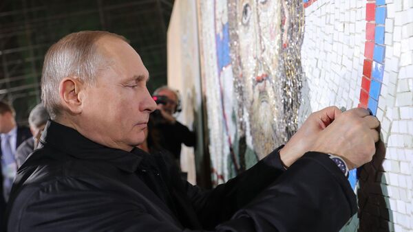 Putin postavlja kamenčić u mozaik u Hramu - Sputnik Srbija