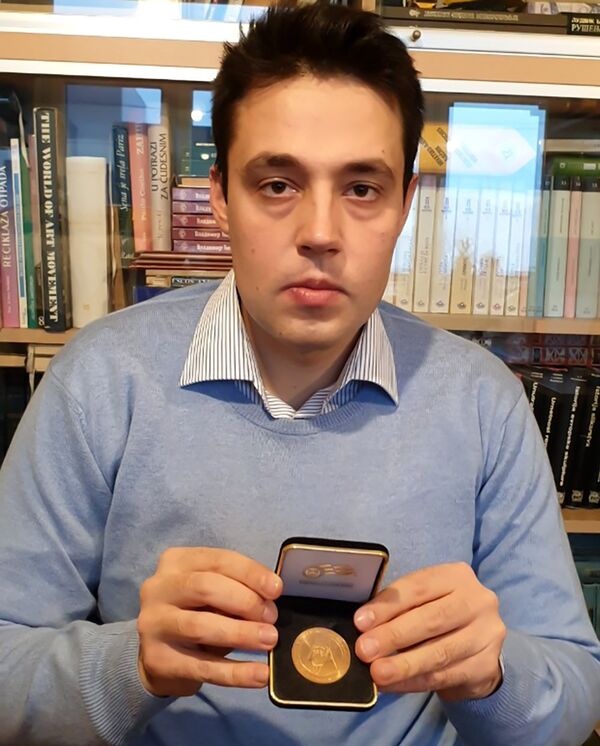 Dejan Spaić sa svojim bronzanim primerkom Vartolomejeve medalje. Podsećaće me da se molim za narod Ukrajine“, kaže Spaić za Sputnjik. Dejan Spaić sa svojim bronzanim primerkom Vartolomejeve medalje. Podsećaće me da se molim za narod Ukrajine“, kaže Spaić za Sputnjik. - Sputnik Srbija