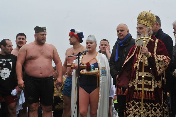 Bogojavljanski krst uzela je 18-godišnja Jovana Leposavić iz Beograda Bogojavljanski krst uzela je 18-godišnja Jovana Leposavić iz Beograda - Sputnik Srbija