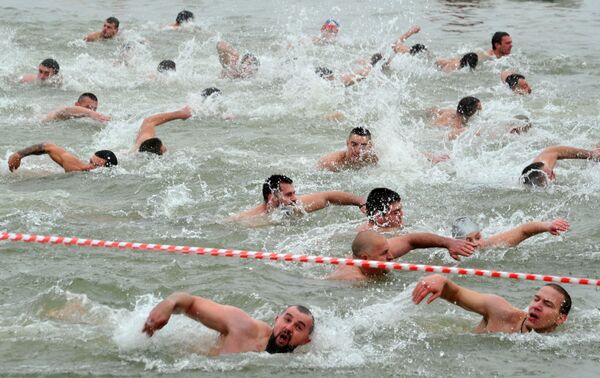 Plivanje za Bogojavljanski krst na zemunskom keju u Beogradu Plivanje za Bogojavljanski krst na zemunskom keju u Beogradu - Sputnik Srbija