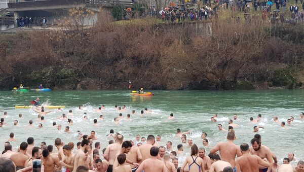 Dvesta ljudi plivalo za krst na ušću Ribnice u Moraču - Sputnik Srbija