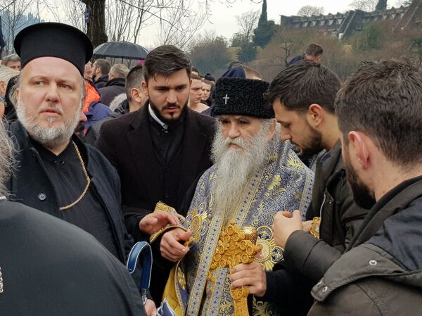 Mitropolit Amfilohije sa vernicima - Sputnik Srbija