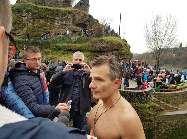 Do krsta su prvi doplivali Goran Čađenović i Slađana Čuković - Sputnik Srbija