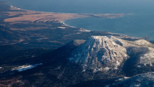Vulkan Mendeljejeva i selo Južno-Kurilsk na ostrvu Kunašir - Sputnik Srbija
