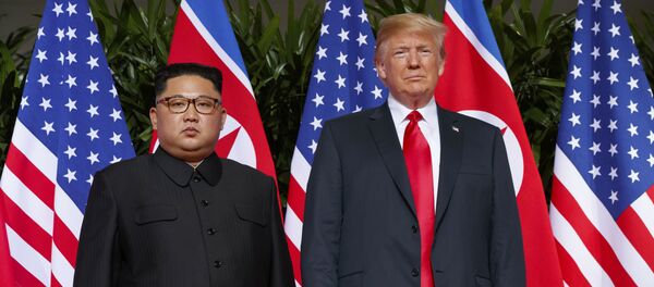 Председник САД Доналд Трамп и лидер Северне Кореје Ким Џонг Ун на састанку у Сингапуру - Sputnik Србија