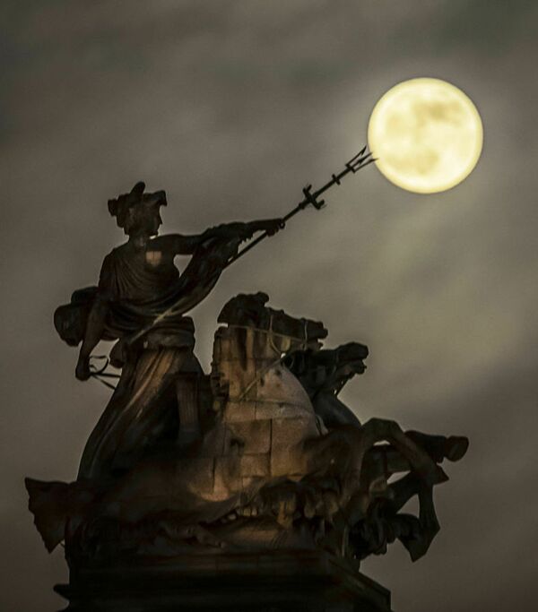 Пун месец осветљава скулптуру Марине валор у Енглеској. - Sputnik Србија