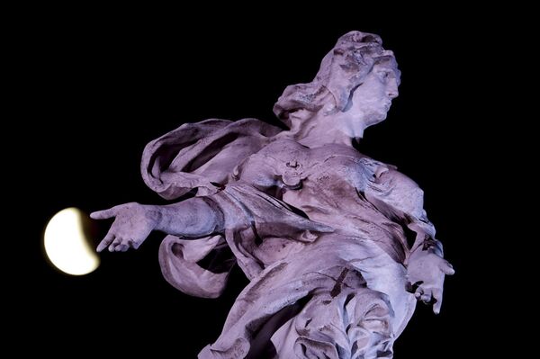 Помрачење месеца у позадини споменика Магна Карта у Буенос Ајресу у Аргентини. - Sputnik Србија