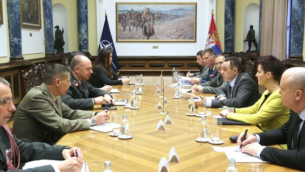 Ministar odbrane Aleksandar Vulin sa generalnim direktorom Međunarodnog vojnog štaba NATO-a general-potpukovnikom Janom Bruksom. - Sputnik Srbija