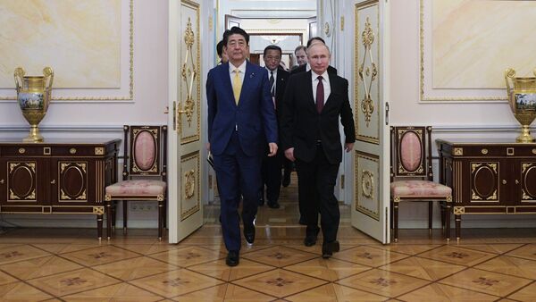 Премијер Јапана Шинзо Абе и председник Русије Владимир Путин на састанку у Москви - Sputnik Србија