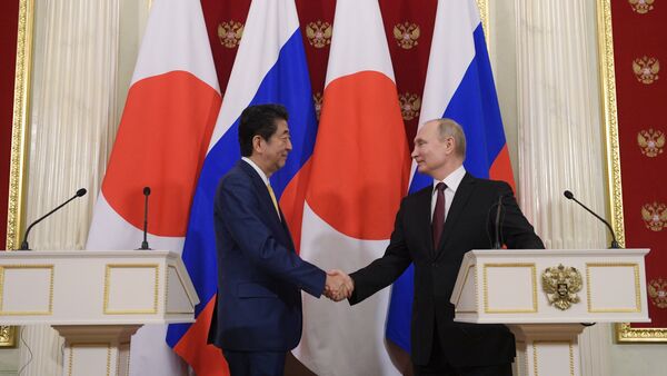 Премијер Јапана Шинзо Абе и председник Русије Владимир Путин након састанка у Москви - Sputnik Србија