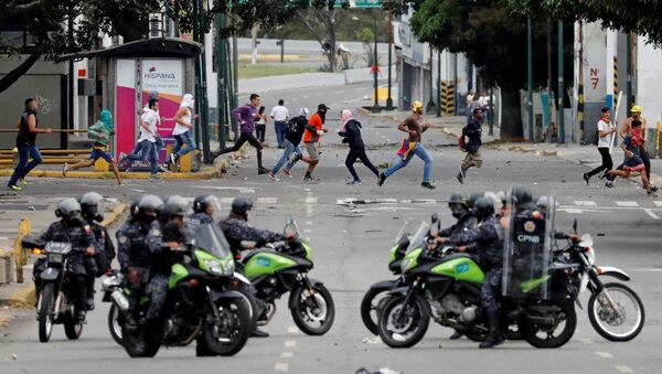 Policija obezbeđuje ulice na protestu protiv vlade predsednika Venecuele Nikolasa Madura u Karakasu - Sputnik Srbija