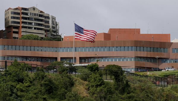 Američka zastava ispred ambasade Sjedinjenih Američkih Država u Karakasu - Sputnik Srbija