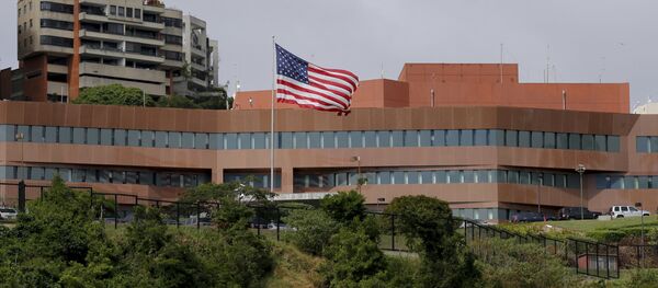 Америчка застава испред амбасаде Сједињених Америчких Држава у Каракасу Америчка застава испред амбасаде Сједињених Америчких Држава у Каракасу - Sputnik Србија