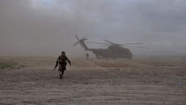 Vojnik ide prema helikopteru CH-53 u Kunduzu u Avganistanu - Sputnik Srbija