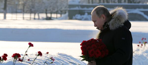 Председник Русије Владимир Путин полаже цвеће на споменик погинулима за време опсаде Лењинграда - Sputnik Србија