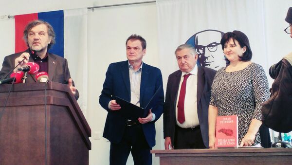 Direktor Andrićevog instituta u Andrićgradu Emir Kusturica uručio je danas u Andrićgradu Veliku nagradu Ivo Andrić za životno djelo književniku Goranu Petroviću. - Sputnik Srbija