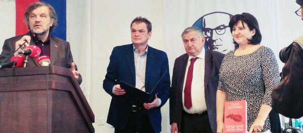 Директор Андрићевог института у Андрићграду Емир Кустурица уручио је данас у Андрићграду Велику награду Иво Андрић за животно дјело књижевнику Горану Петровићу. - Sputnik Србија