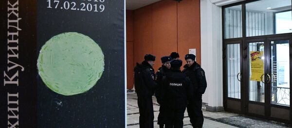 Припадници полиције на улазу у Третјаковску галерију у Москви Припадници полиције на улазу у Третјаковску галерију у Москви - Sputnik Србија