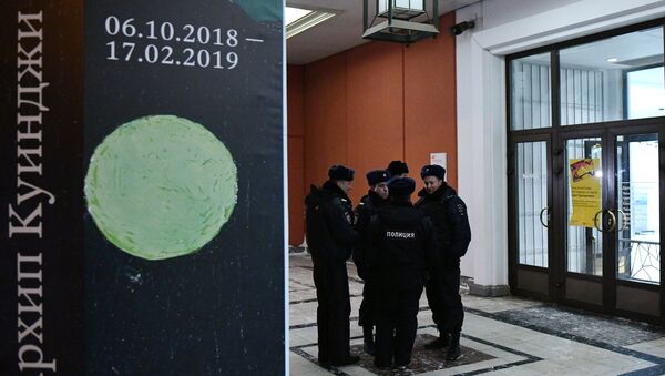 Припадници полиције на улазу у Третјаковску галерију у Москви - Sputnik Србија