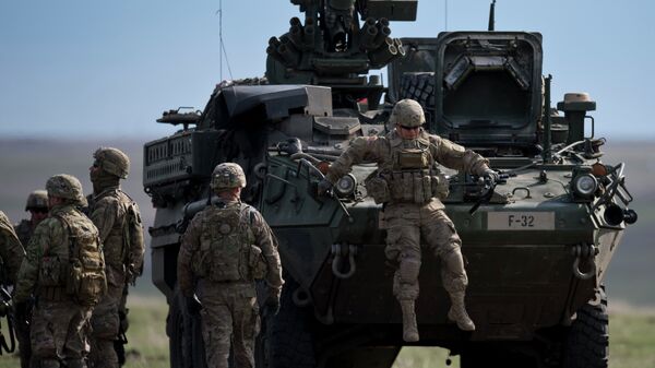Američki vojnici pored oklopnog vozila na vojnim vežbama NATO-a Prolećni vetar 15 - Sputnik Srbija