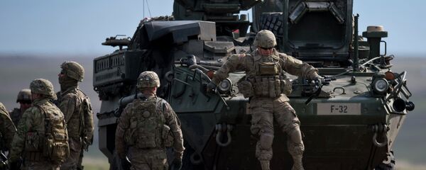 Амерички војници поред оклопног возила на војним вежбама НАТО-а Пролећни ветар 15 Амерички војници поред оклопног возила на војним вежбама НАТО-а Пролећни ветар 15 - Sputnik Србија