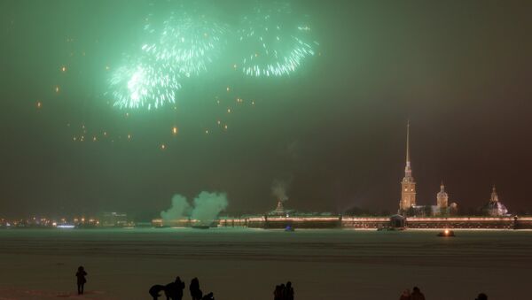 Vatromet iznad Petropavlovske tvrđave u Sankt Peterburgu povodom obeležavanja 75. godišnjice probijanja opsade Lenjingrada - Sputnik Srbija