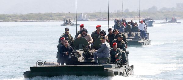 Председник Венецуеле Николас Мадуро на војном возилу за време војних вежби у Пуерту Кабељу - Sputnik Србија