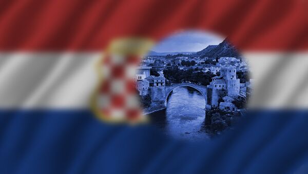 Pogled na Mostar kroz zastavu tzv Herceg - Bosne - Sputnik Srbija