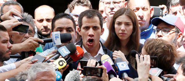 Опозициони лидер Венецуеле Хуан Гваидо обраћа се медијима након мисе у Каракасу Опозициони лидер Венецуеле Хуан Гваидо обраћа се медијима након мисе у Каракасу - Sputnik Србија