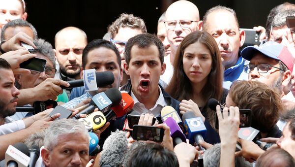 Opozicioni lider Venecuele Huan Gvaido obraća se medijima nakon mise u Karakasu - Sputnik Srbija